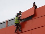 выполнит работы по  монтажу натурального камня 
